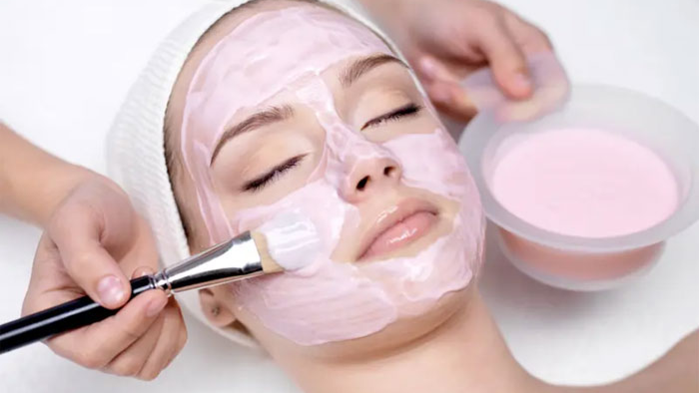 خدمات پاکسازی و لایه برداری تخصصی پوست در تهران میرداماد